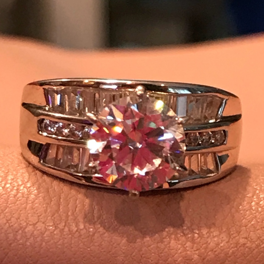 Beautiful sterling silver and CZ ring - size 6